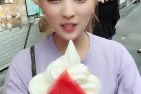 娱乐吃瓜姐网红是谁扮演的,她是如何成为网络红人的？