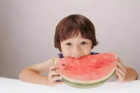 娱乐吃瓜君小孩吐奶,育儿知识大放送