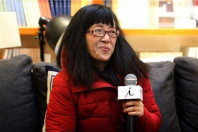 娱乐吃瓜酱余秀华,从“娱乐吃瓜酱”到文学才女，她的人生逆袭之路