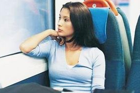 小富婆坐高铁娱乐吃瓜酱,娱乐吃瓜酱，畅享旅途时光